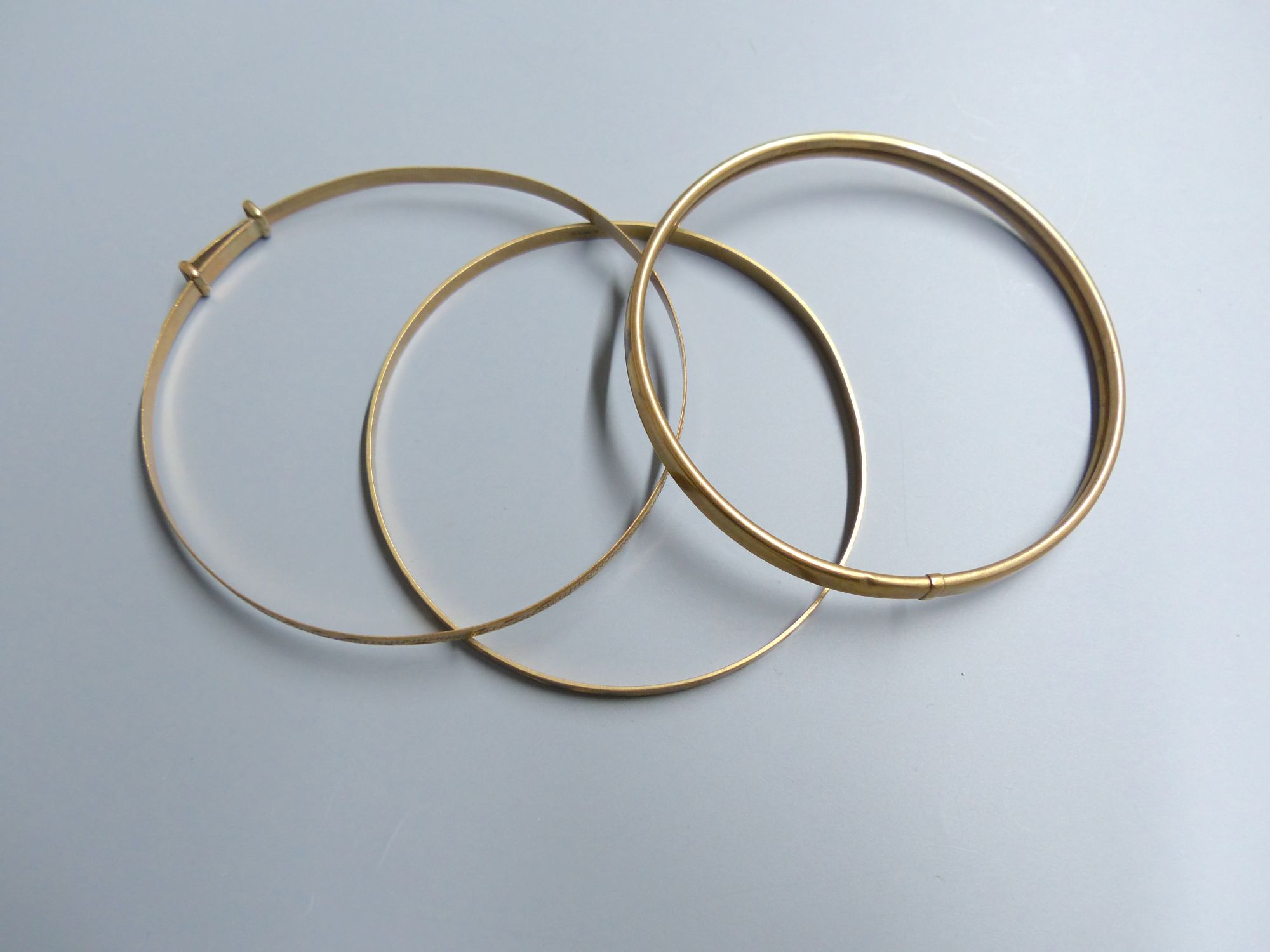 Three modern 9ct gold bangles,